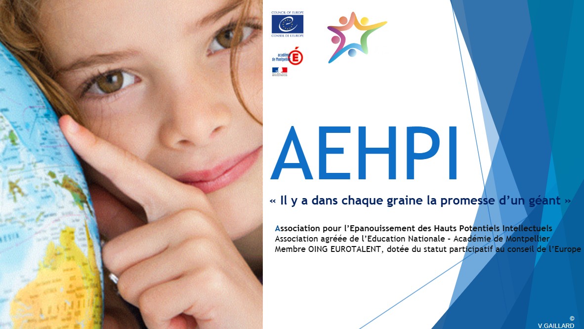 Une enfant porte le monde — symbole de la richesse intérieure des hauts potentiels