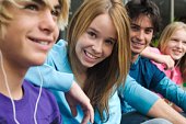 des adolescent assis sur des marches d'escalier, ils sont complices, filles et garons